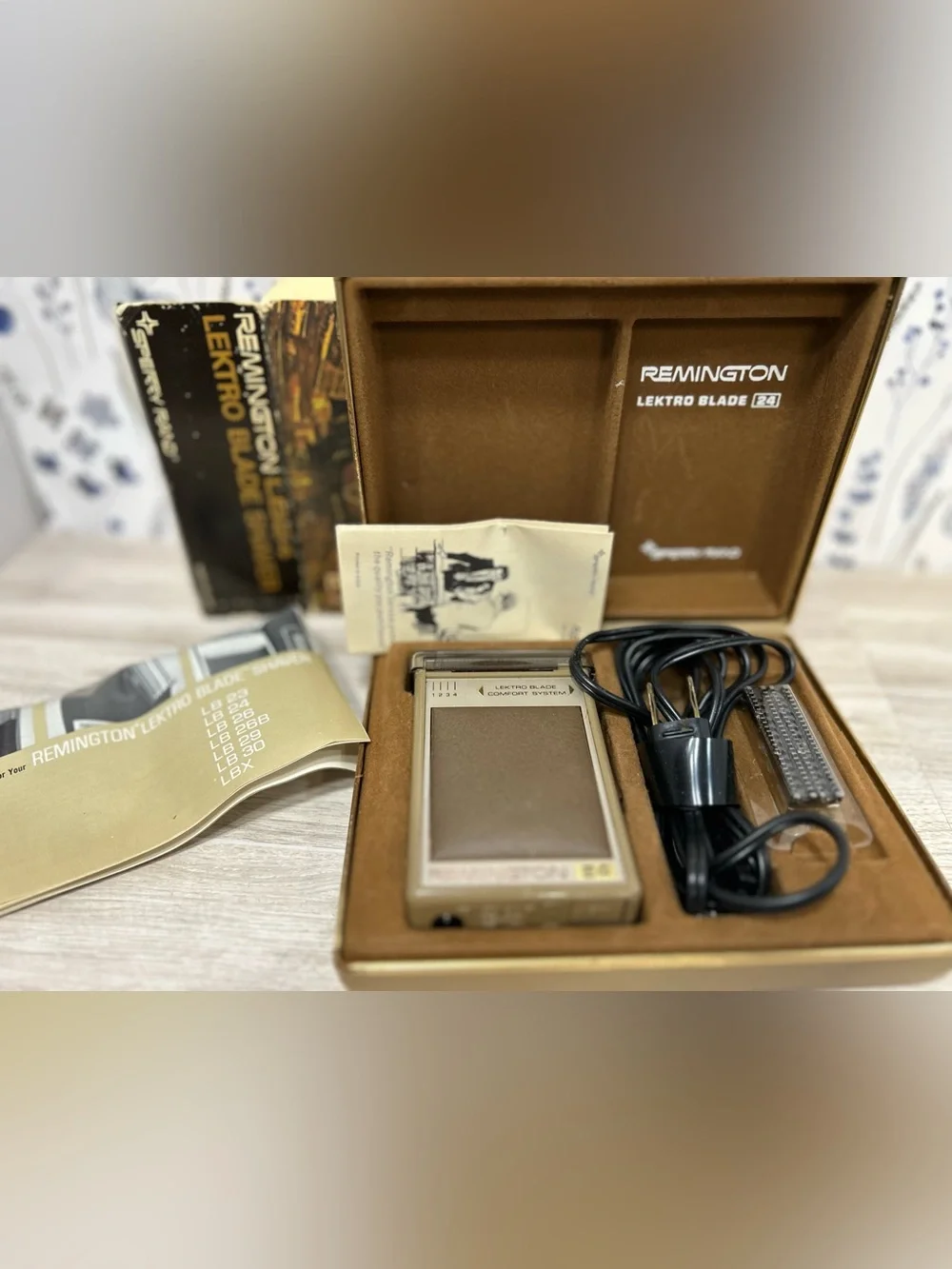 Vintage 1971 Remington LB24 Lektro Blade Shaver Set